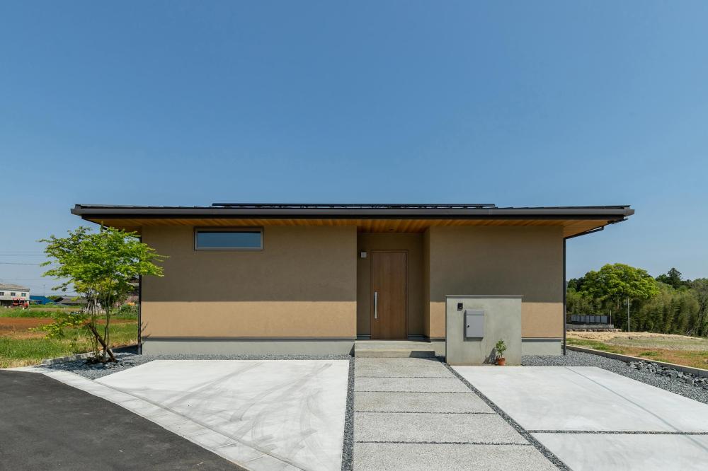 深い軒と水平ラインの自然素材と調和した平屋